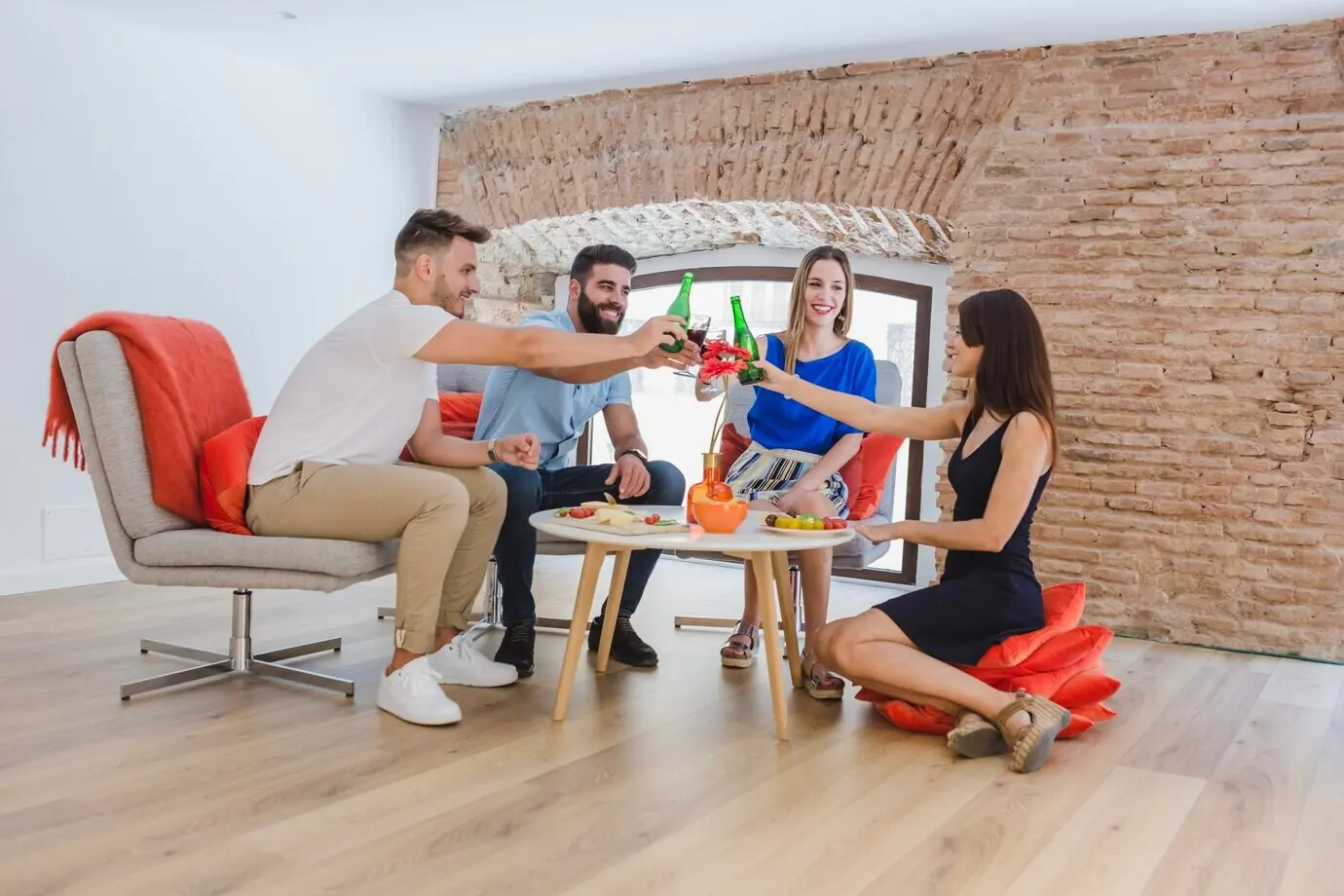 Zufriedene Freunde stoßen mit ihren Getränken an.